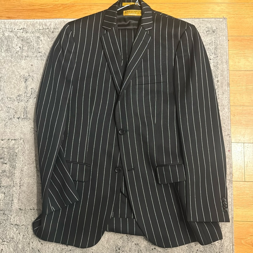 This is a 3 piece regular fit suit in the size 40R/34.